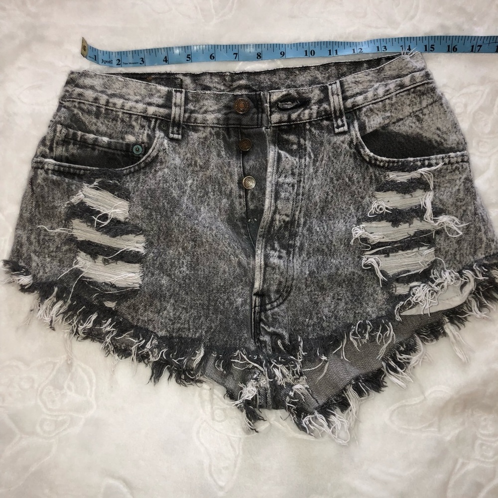 Vintage LEVIS High waisted shorts size 30 Greywash